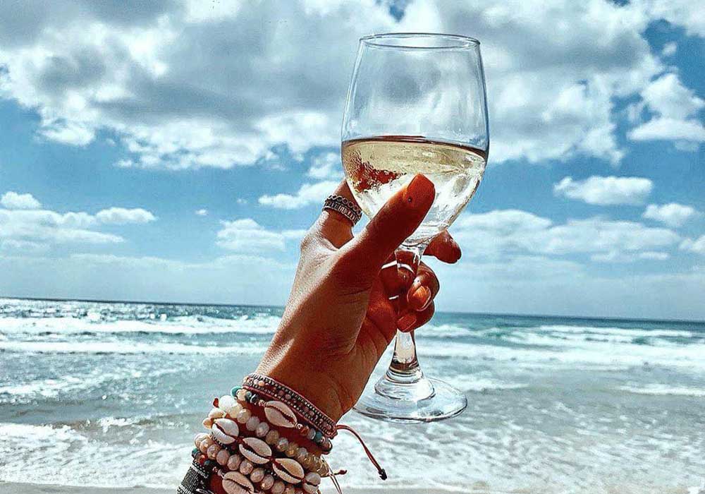 כוס יין על רקע ים